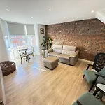 Merchants Quarters - Full Collection - Three In One - With Harbour And Sea Views - Free Roof Terrace With Sea And Harbour View And Location To Beaches Amenities Restaurants And Harbour 펜션 스카버러