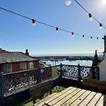 펜션 Merchants Quarters - Full Collection - Three In One - With Harbour And Sea Views - Free Roof Terrace With Sea And Harbour View And Location To Beaches Amenities Restaurants And Harbour