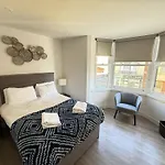 Merchants Quarters - Full Collection - Three In One - With Harbour And Sea Views - Free Roof Terrace With Sea And Harbour View And Location To Beaches Amenities Restaurants And Harbour 펜션