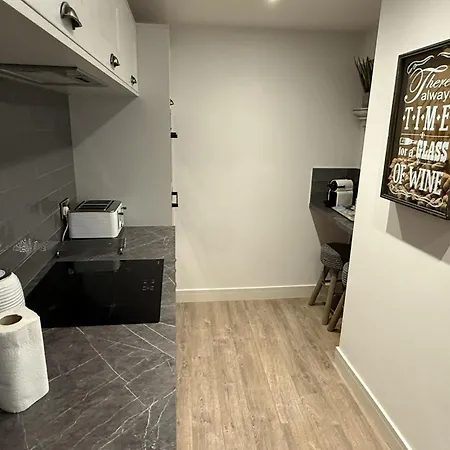 度假居 Merchants Quarters - Full Collection - All Three Apartments In One Booking - All With Harbour And Sea Views - Free Roof Top Terrace With Sea And Harbour View And Central Location To Beaches Amenities Restaurants And Harbour *