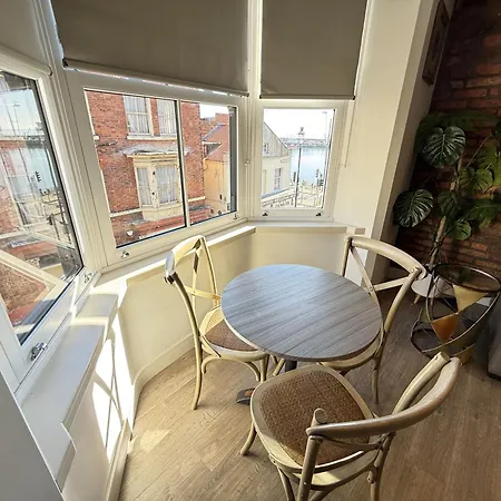 度假居 Merchants Quarters - Full Collection - All Three Apartments In One Booking - All With Harbour And Sea Views - Free Roof Top Terrace With Sea And Harbour View And Central Location To Beaches Amenities Restaurants And Harbour *