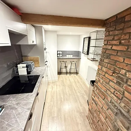 Дом отдыха Merchants Quarters - Full Collection - Three In One - With Harbour And Sea Views - Free Roof Terrace With Sea And Harbour View And Location To Beaches Amenities Restaurants And Harbour *