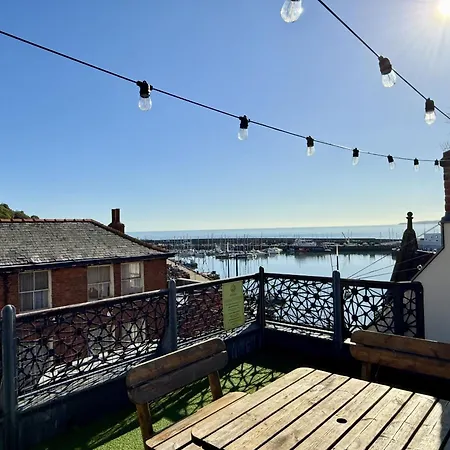 Дом отдыха Merchants Quarters - Full Collection - Three In One - With Harbour And Sea Views - Free Roof Terrace With Sea And Harbour View And Location To Beaches Amenities Restaurants And Harbour