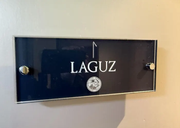 Merchants Quarters - Full Collection - Three In One - With Harbour And Sea Views - Free Roof Terrace With Sea And Harbour View And Location To Beaches Amenities Restaurants And Harbour Semesterbostad