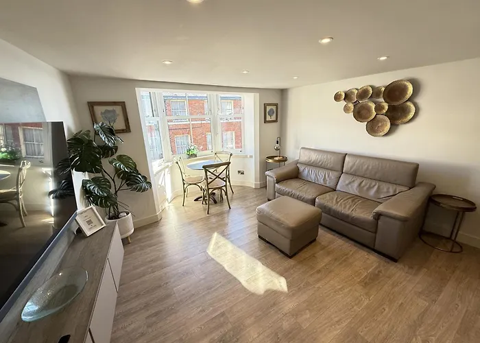 Merchants Quarters - Full Collection - Three In One - With Harbour And Sea Views - Free Roof Terrace With Sea And Harbour View And Location To Beaches Amenities Restaurants And Harbour Semesterbostad