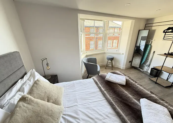 Merchants Quarters - Full Collection - Three In One - With Harbour And Sea Views - Free Roof Terrace With Sea And Harbour View And Location To Beaches Amenities Restaurants And Harbour Semesterbostad