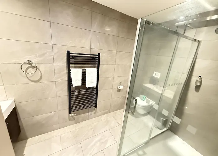 Merchants Quarters - Full Collection - Three In One - With Harbour And Sea Views - Free Roof Terrace With Sea And Harbour View And Location To Beaches Amenities Restaurants And Harbour Semesterbostad *