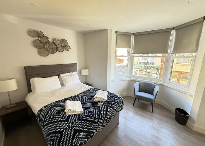 Merchants Quarters - Full Collection - Three In One - With Harbour And Sea Views - Free Roof Terrace With Sea And Harbour View And Location To Beaches Amenities Restaurants And Harbour Semesterbostad